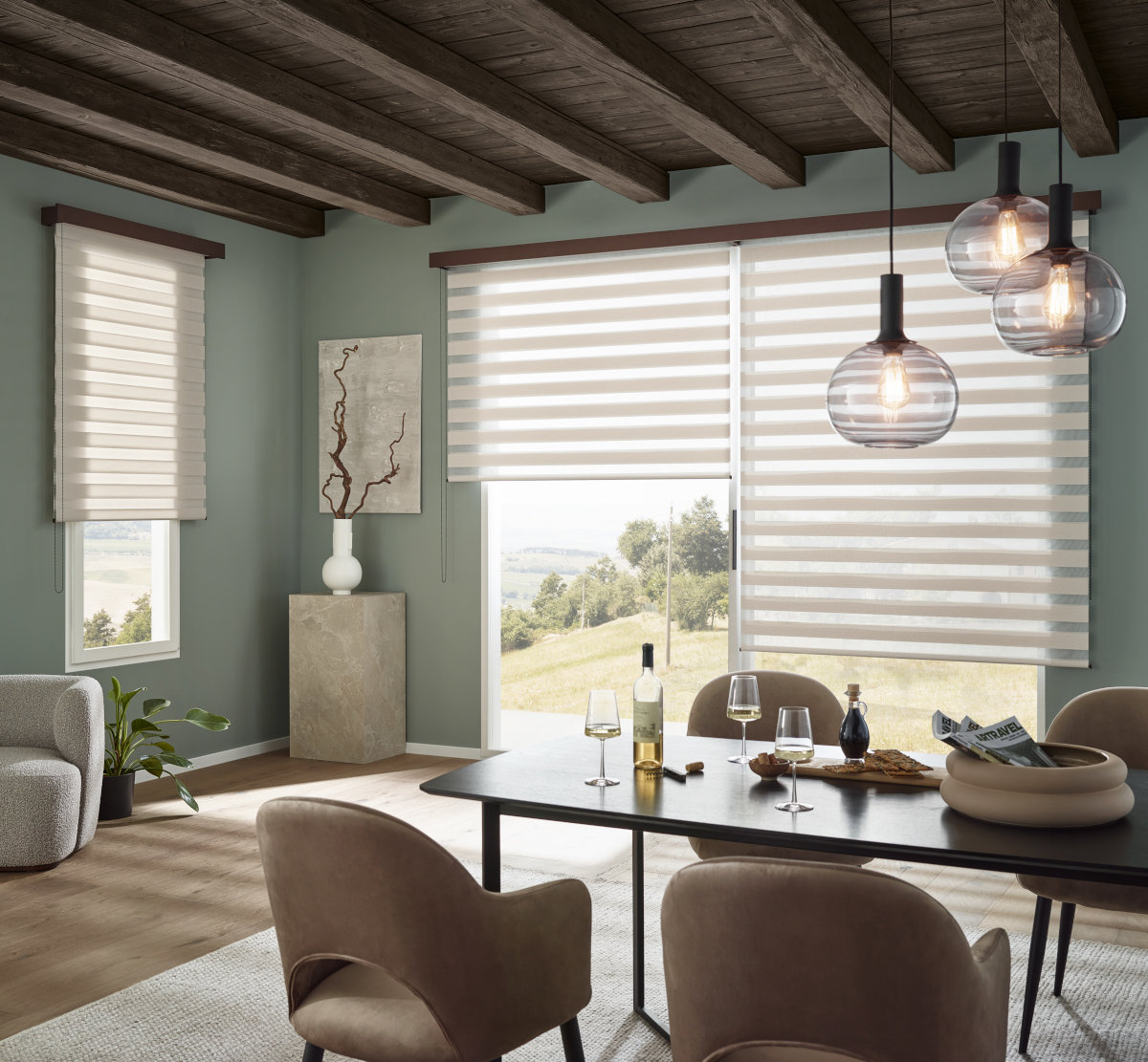 Foto-Esszimmer mit Holzdecke und Holzboden